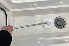 写真：浴槽全体を浴槽ブラシでこすり洗いする