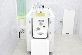 写真：浴槽の扉を開けて開放し、すのこは上げてください