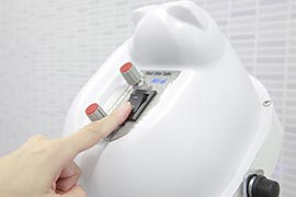 写真：ドライヤーの電源をオンにして乾かす