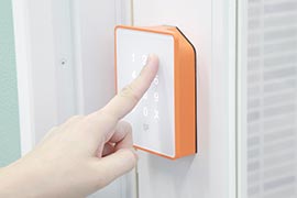 写真：各部屋の扉にある操作パネル