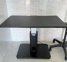 写真：油圧式テーブル